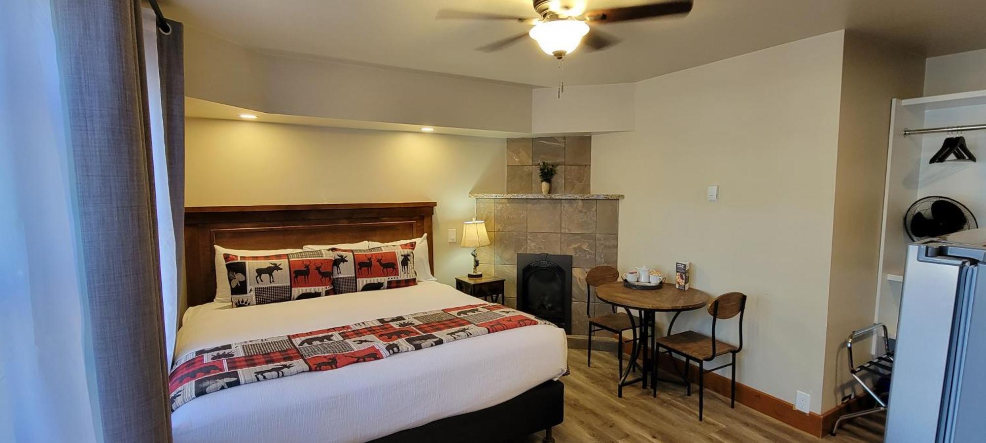 Crandell Mountain Lodge Waterton Park Extérieur photo