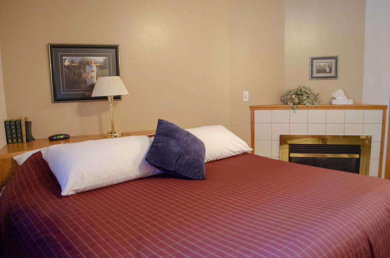 Crandell Mountain Lodge Waterton Park Extérieur photo