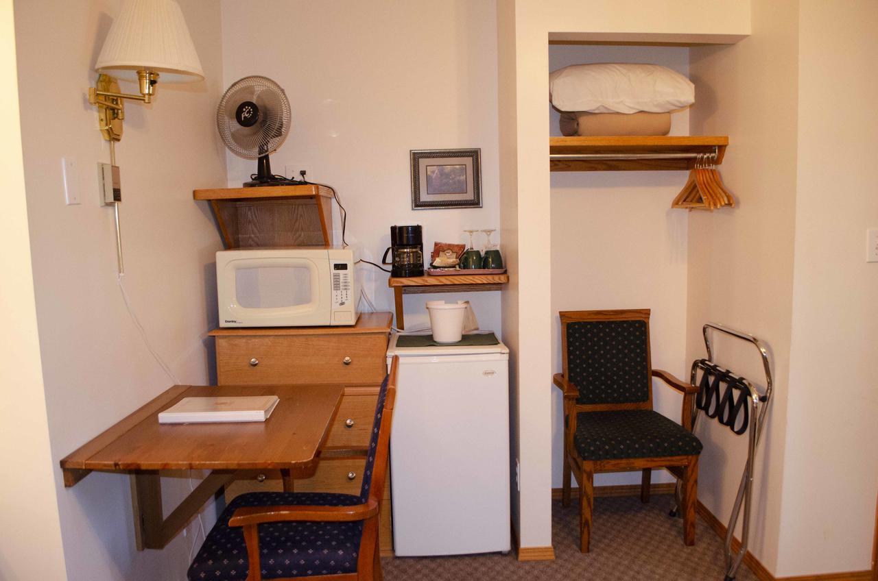 Crandell Mountain Lodge Waterton Park Extérieur photo