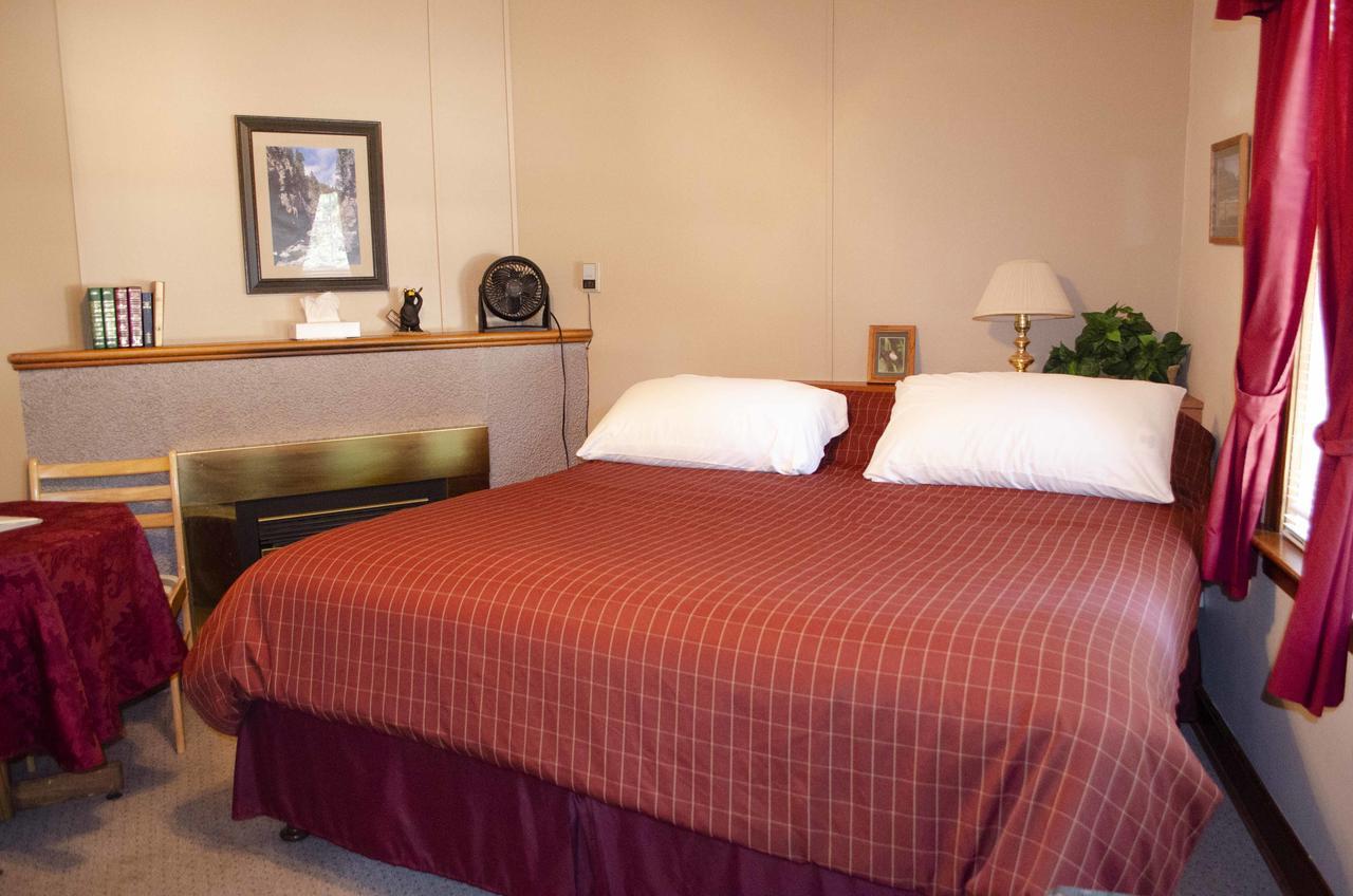 Crandell Mountain Lodge Waterton Park Extérieur photo
