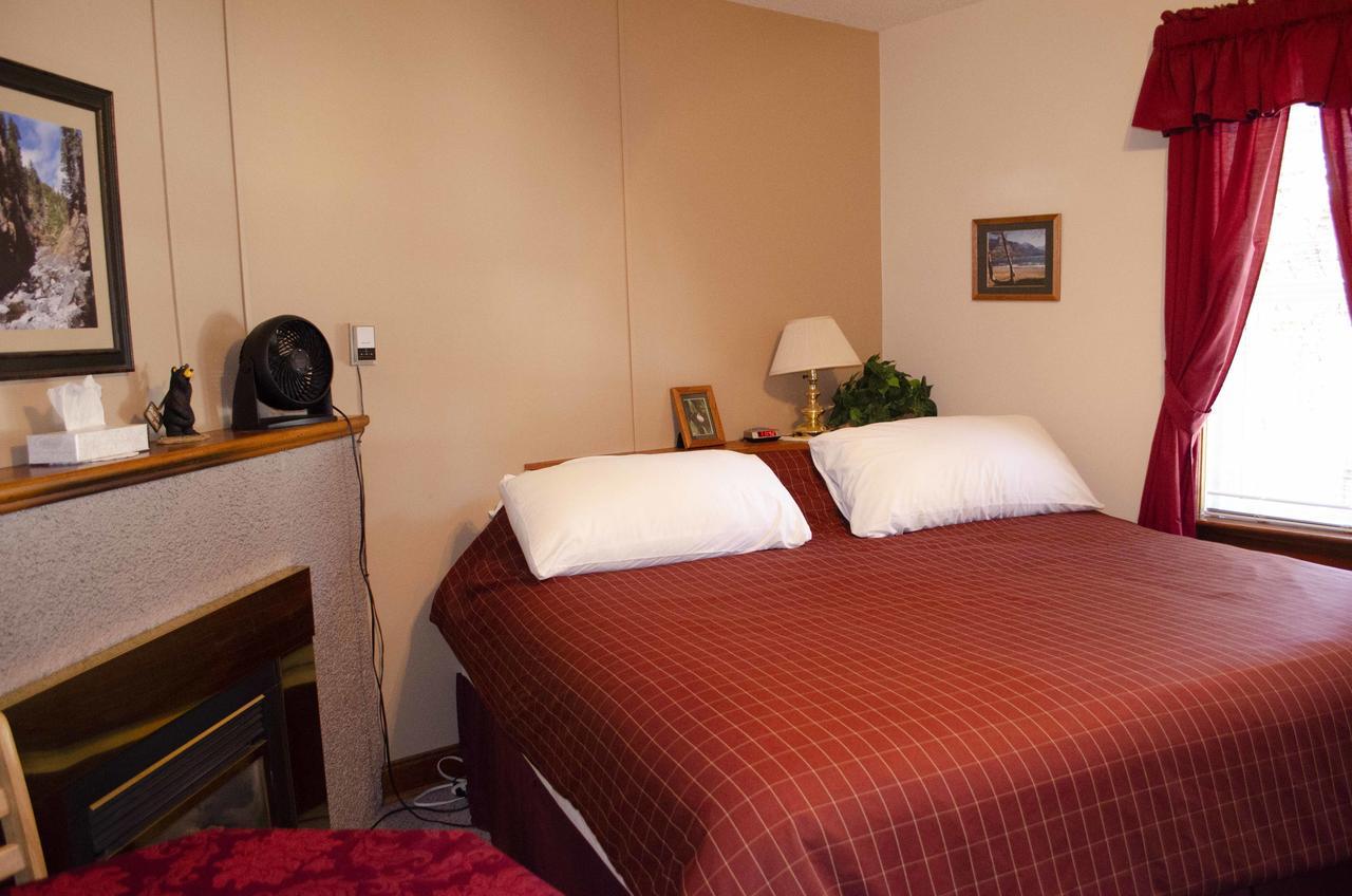Crandell Mountain Lodge Waterton Park Extérieur photo