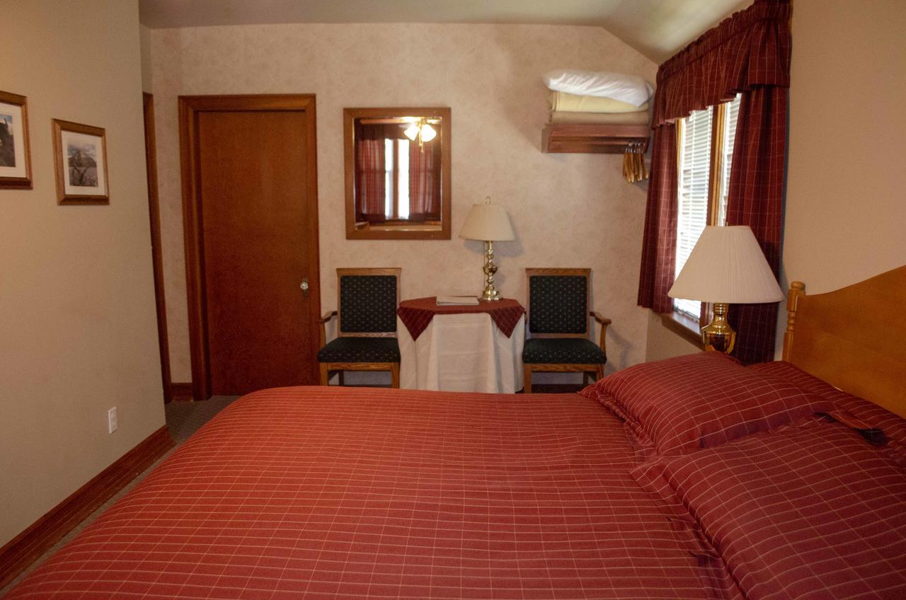 Crandell Mountain Lodge Waterton Park Extérieur photo