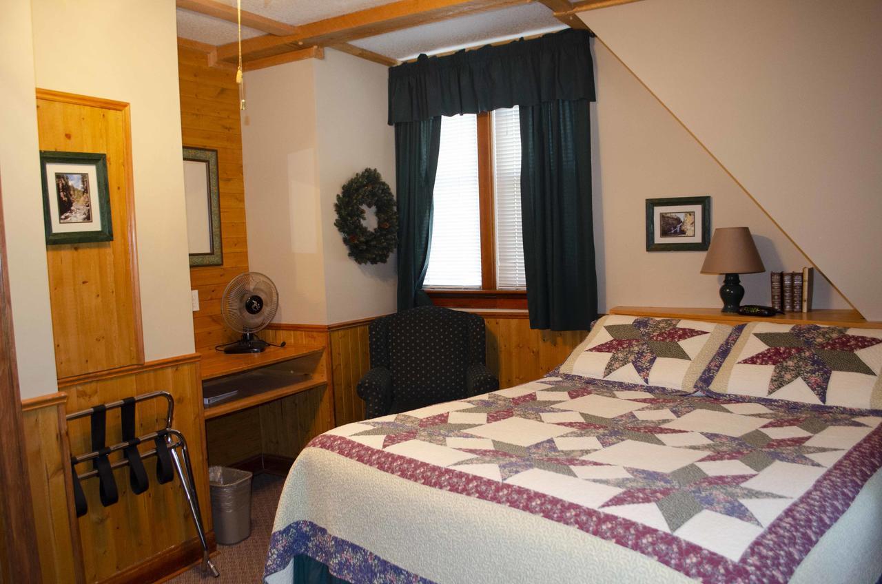 Crandell Mountain Lodge Waterton Park Extérieur photo