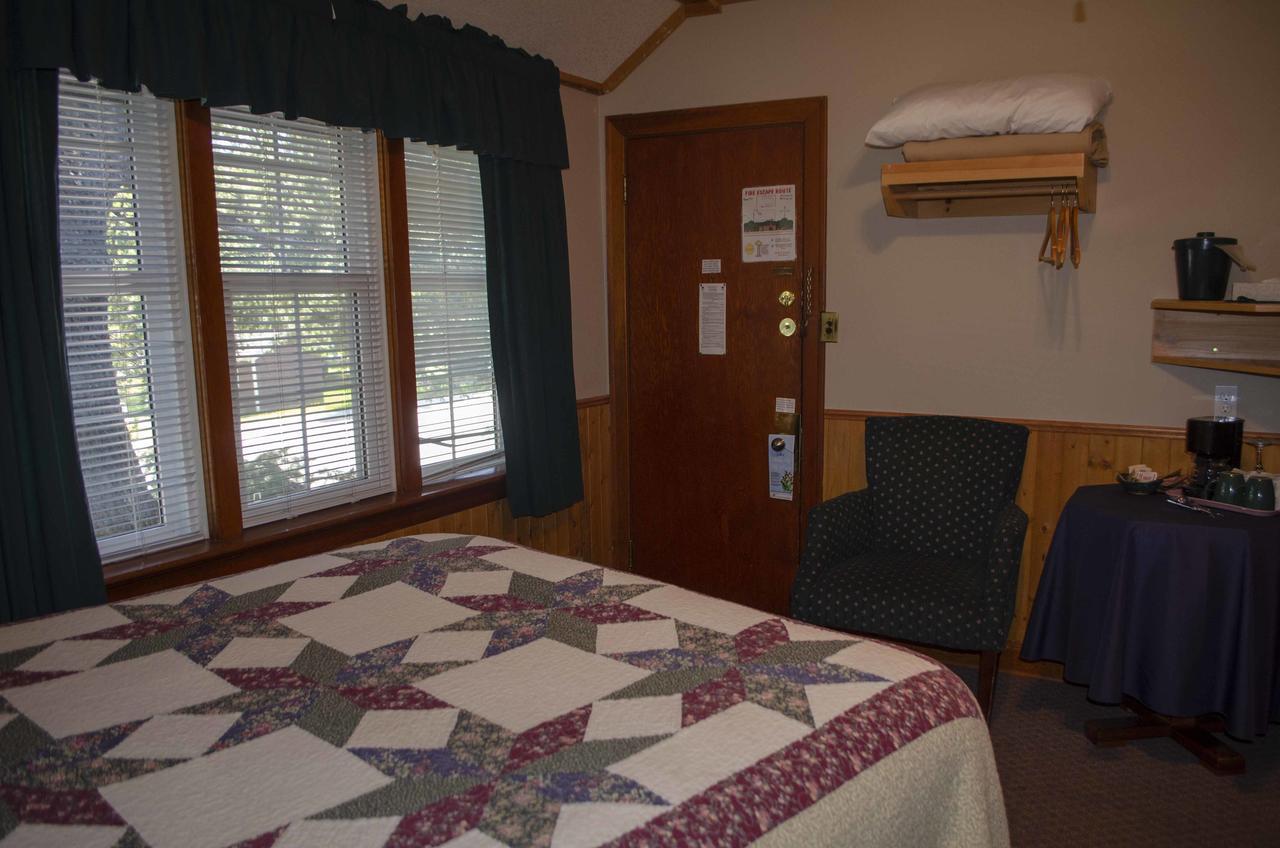 Crandell Mountain Lodge Waterton Park Extérieur photo