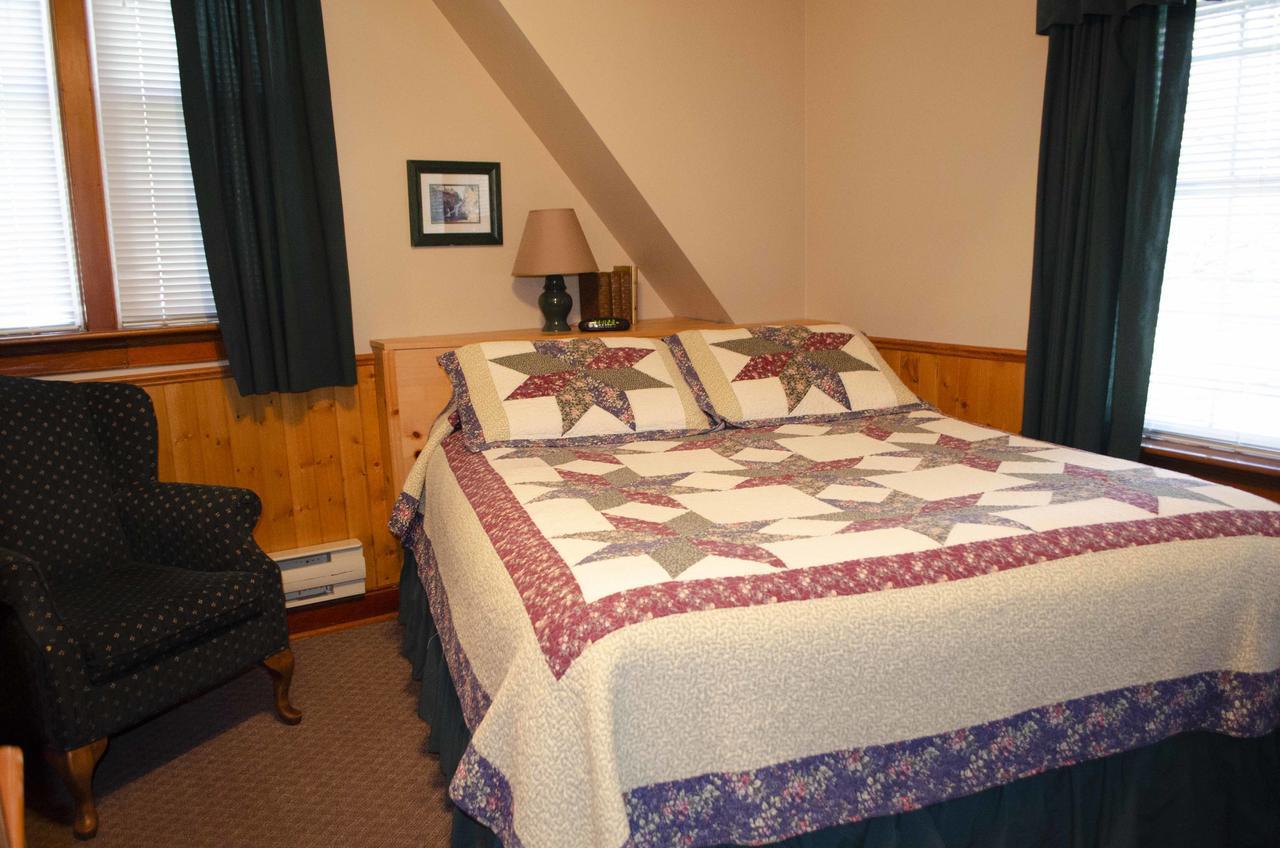Crandell Mountain Lodge Waterton Park Extérieur photo