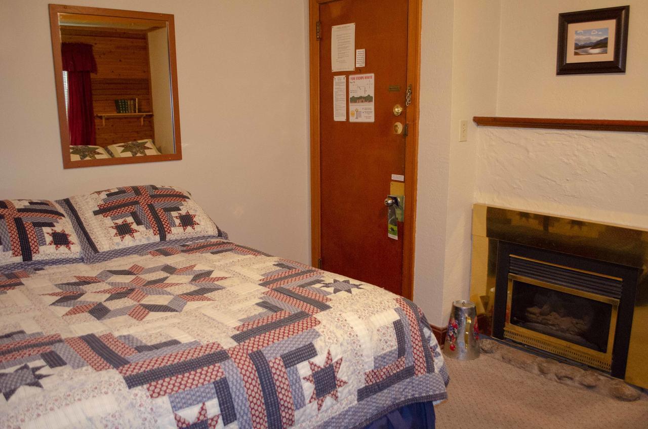 Crandell Mountain Lodge Waterton Park Extérieur photo
