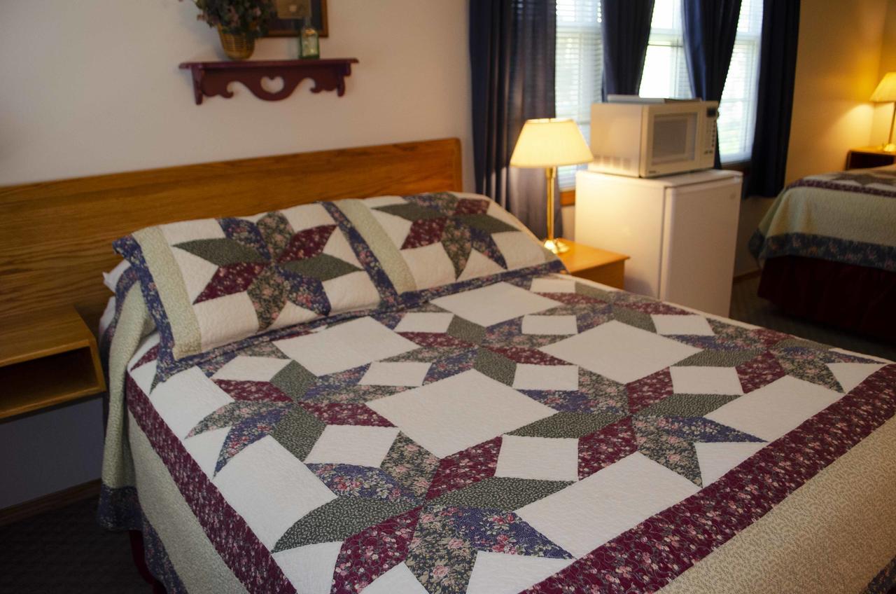 Crandell Mountain Lodge Waterton Park Extérieur photo
