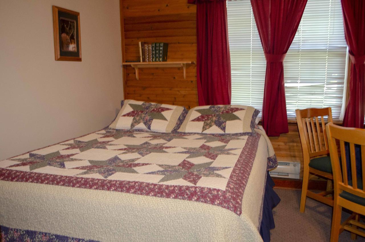 Crandell Mountain Lodge Waterton Park Extérieur photo