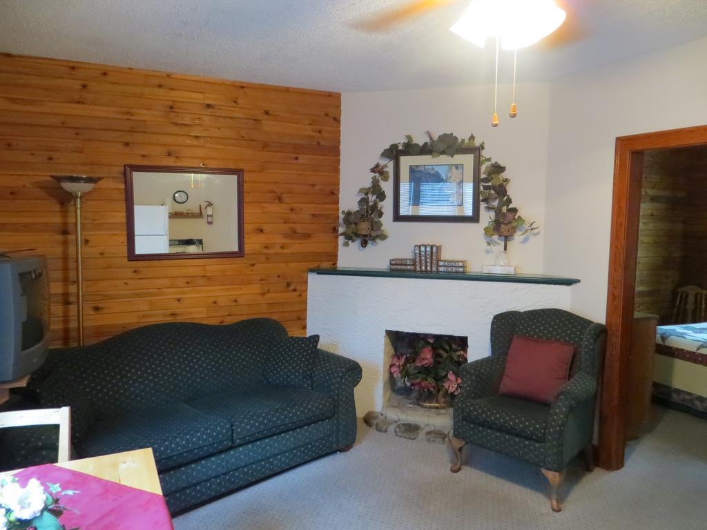 Crandell Mountain Lodge Waterton Park Extérieur photo