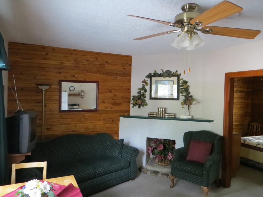 Crandell Mountain Lodge Waterton Park Extérieur photo