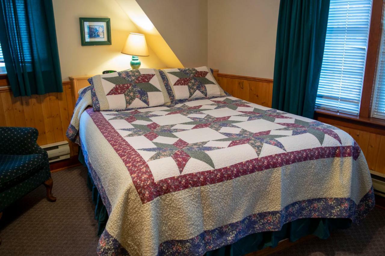 Crandell Mountain Lodge Waterton Park Extérieur photo