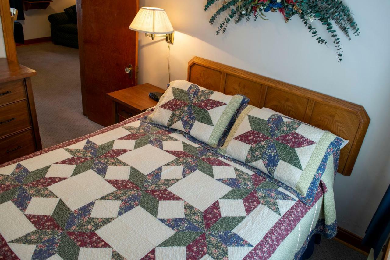 Crandell Mountain Lodge Waterton Park Extérieur photo