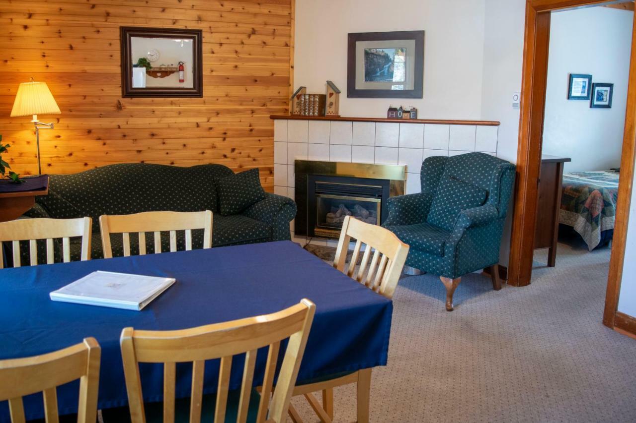 Crandell Mountain Lodge Waterton Park Extérieur photo