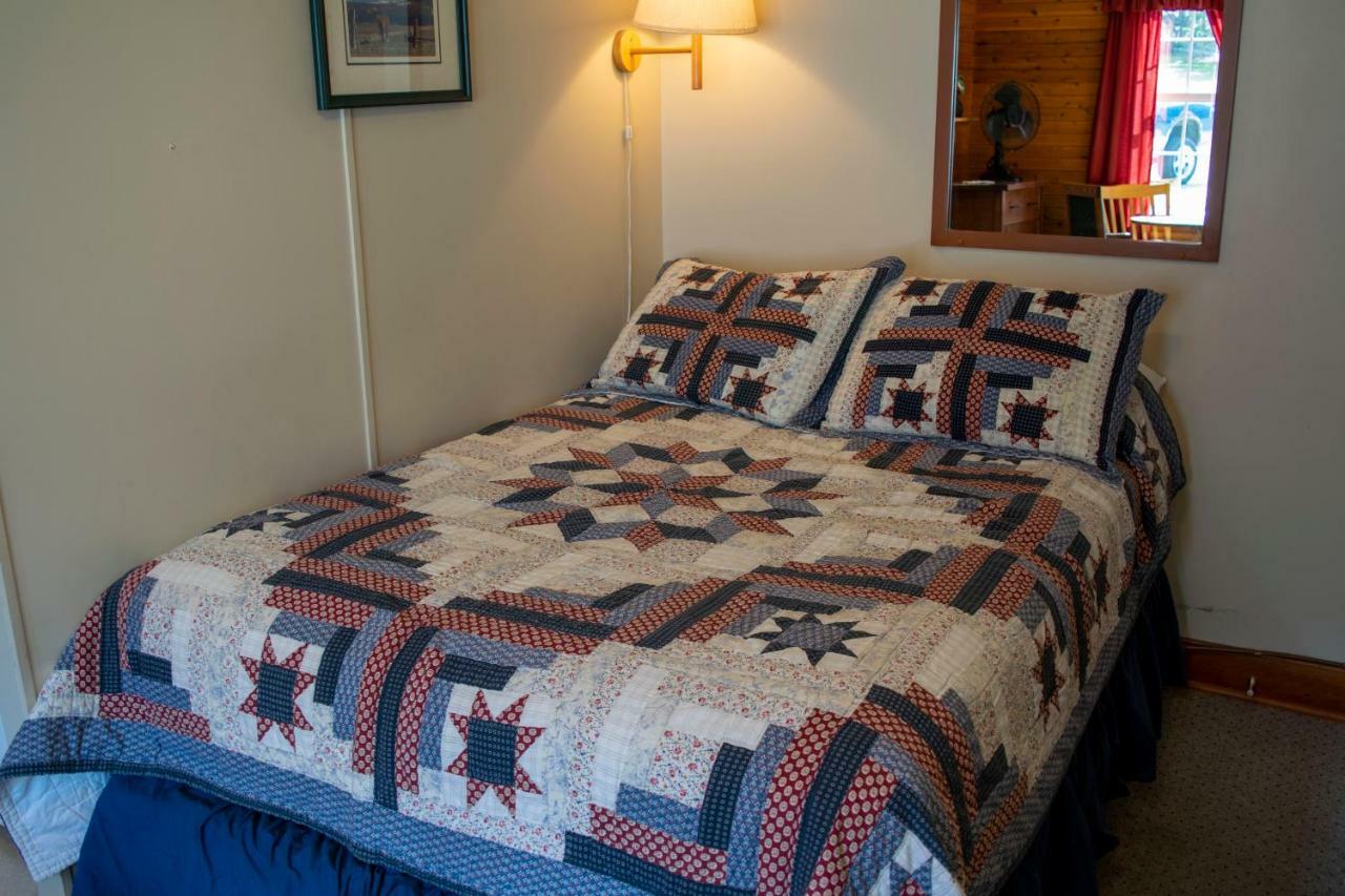 Crandell Mountain Lodge Waterton Park Extérieur photo