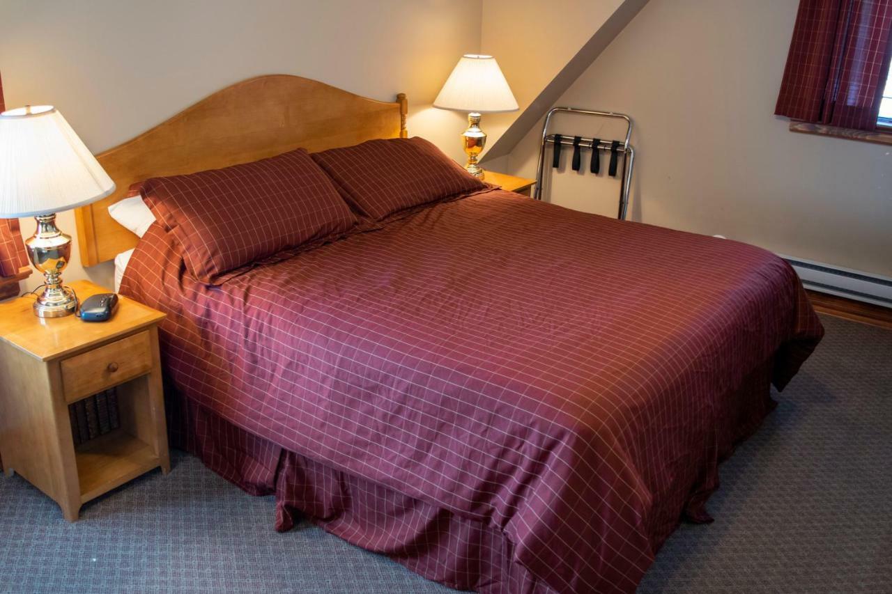 Crandell Mountain Lodge Waterton Park Extérieur photo