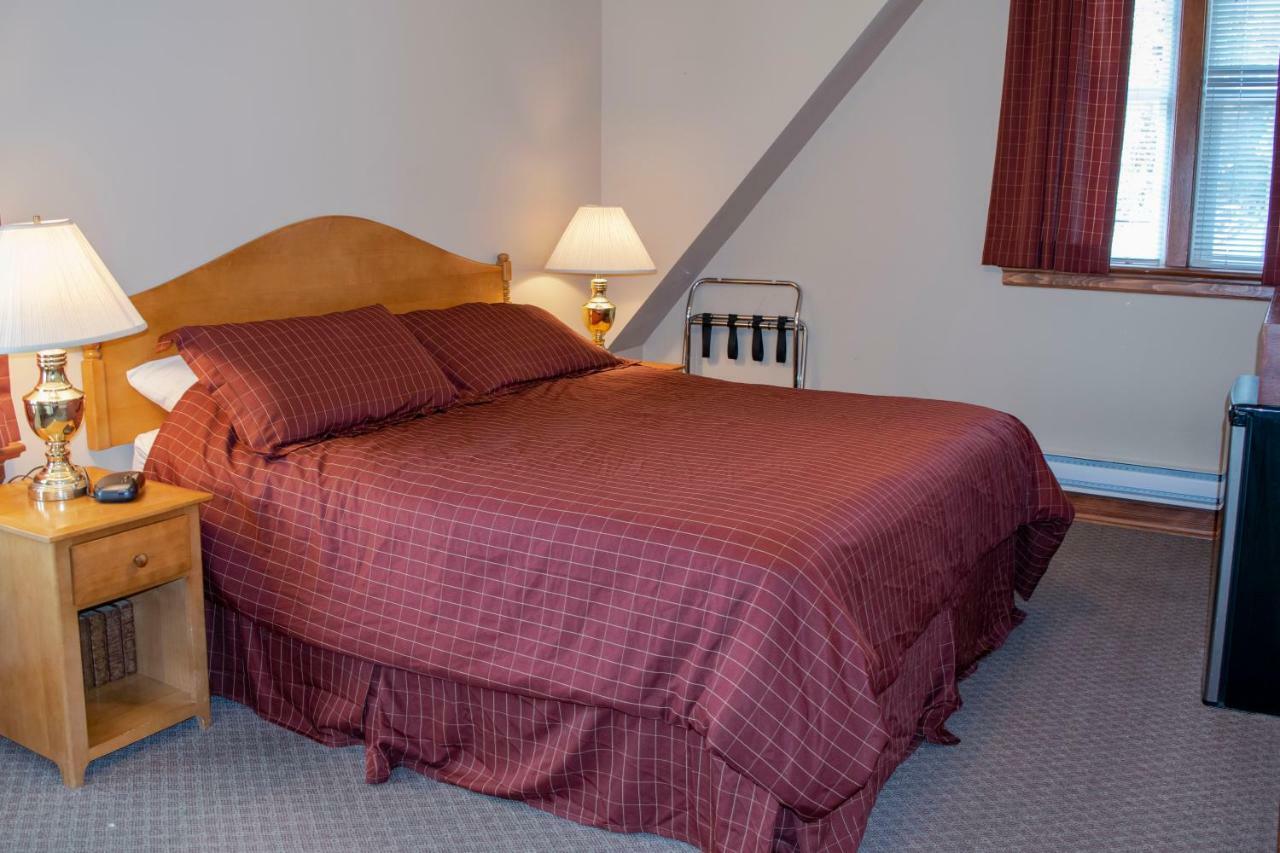 Crandell Mountain Lodge Waterton Park Extérieur photo
