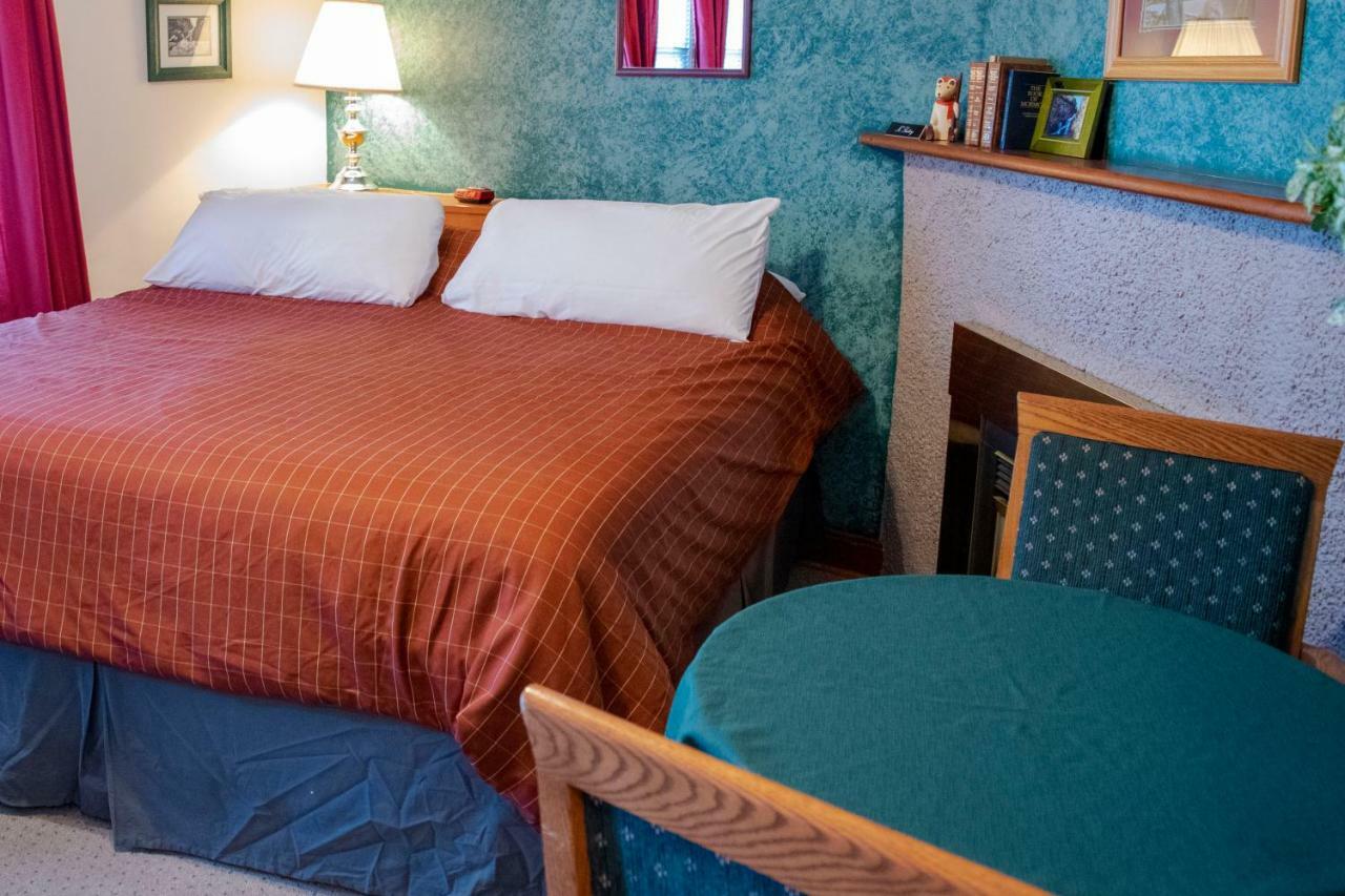Crandell Mountain Lodge Waterton Park Extérieur photo