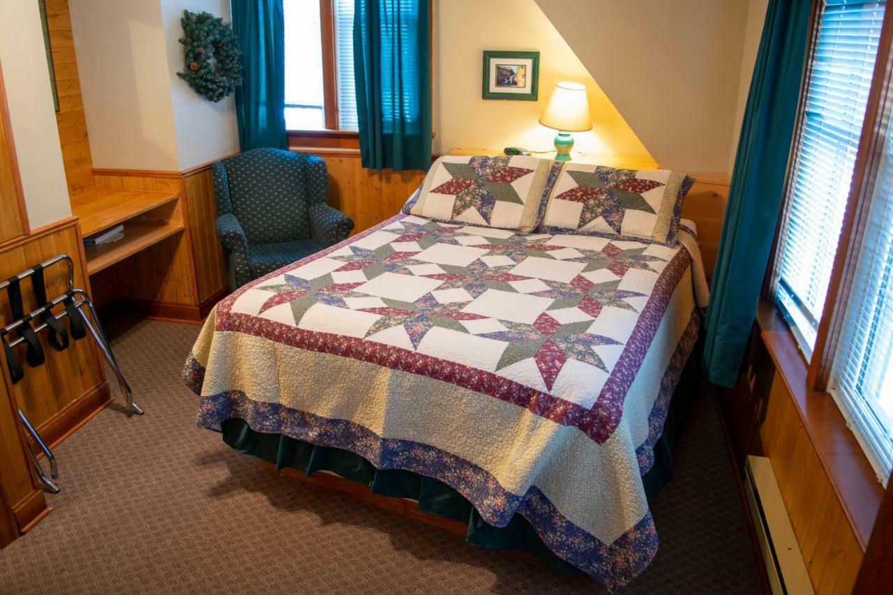 Crandell Mountain Lodge Waterton Park Extérieur photo