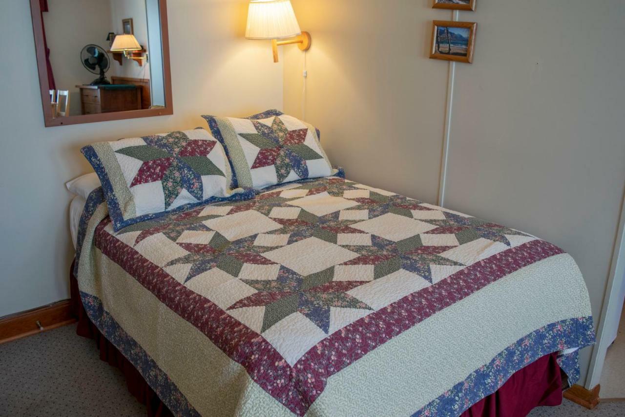 Crandell Mountain Lodge Waterton Park Extérieur photo