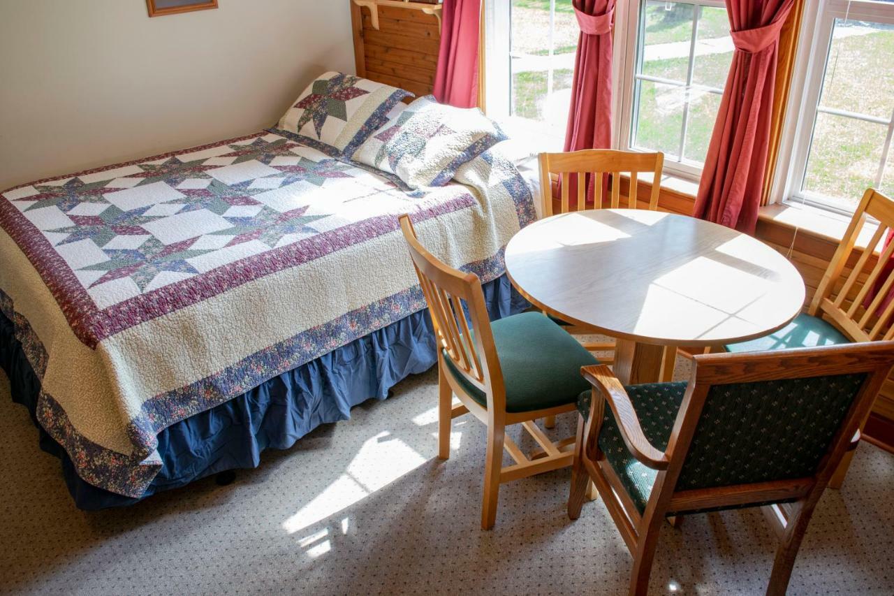 Crandell Mountain Lodge Waterton Park Extérieur photo